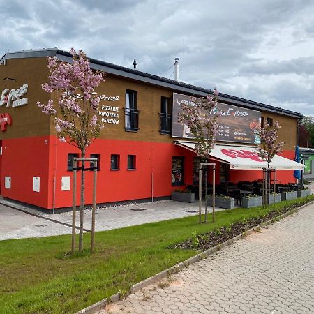 Penzion Kuzelna Hotel Trutnov Buitenkant foto
